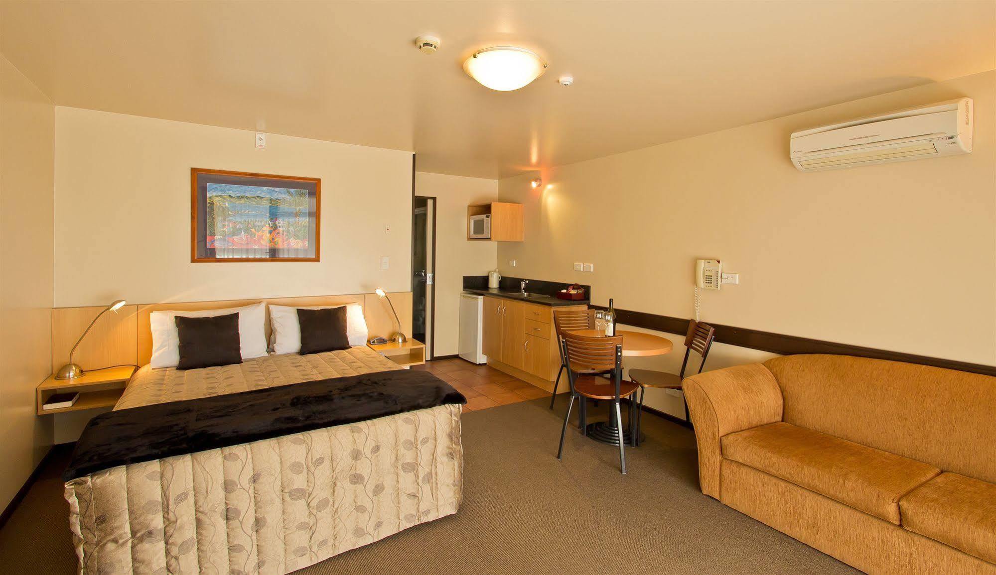Broadway Motel Picton Exterior photo